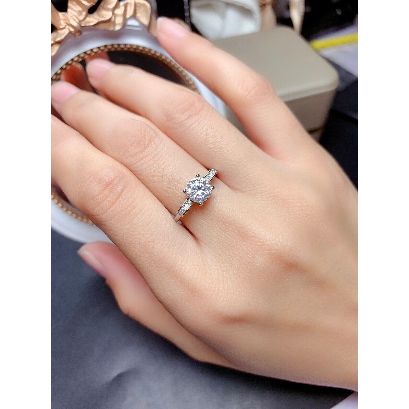 VVS1 1CT White Moissanite Engagement Ring Round Brilliant Cut