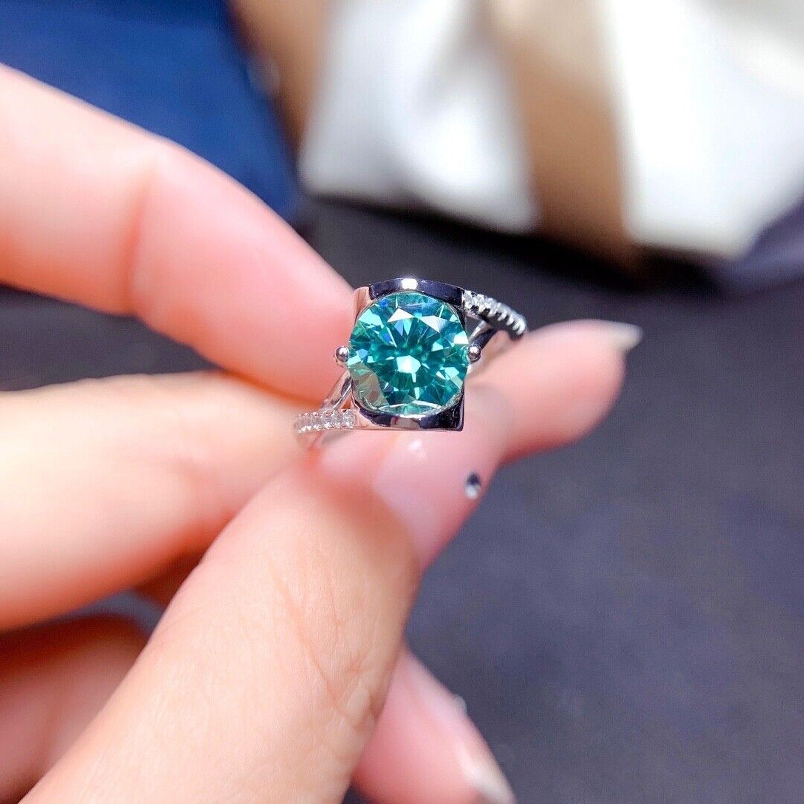 VVS1 Round Brilliant Cut 2 CT Green Moissanite Cocktail Ring