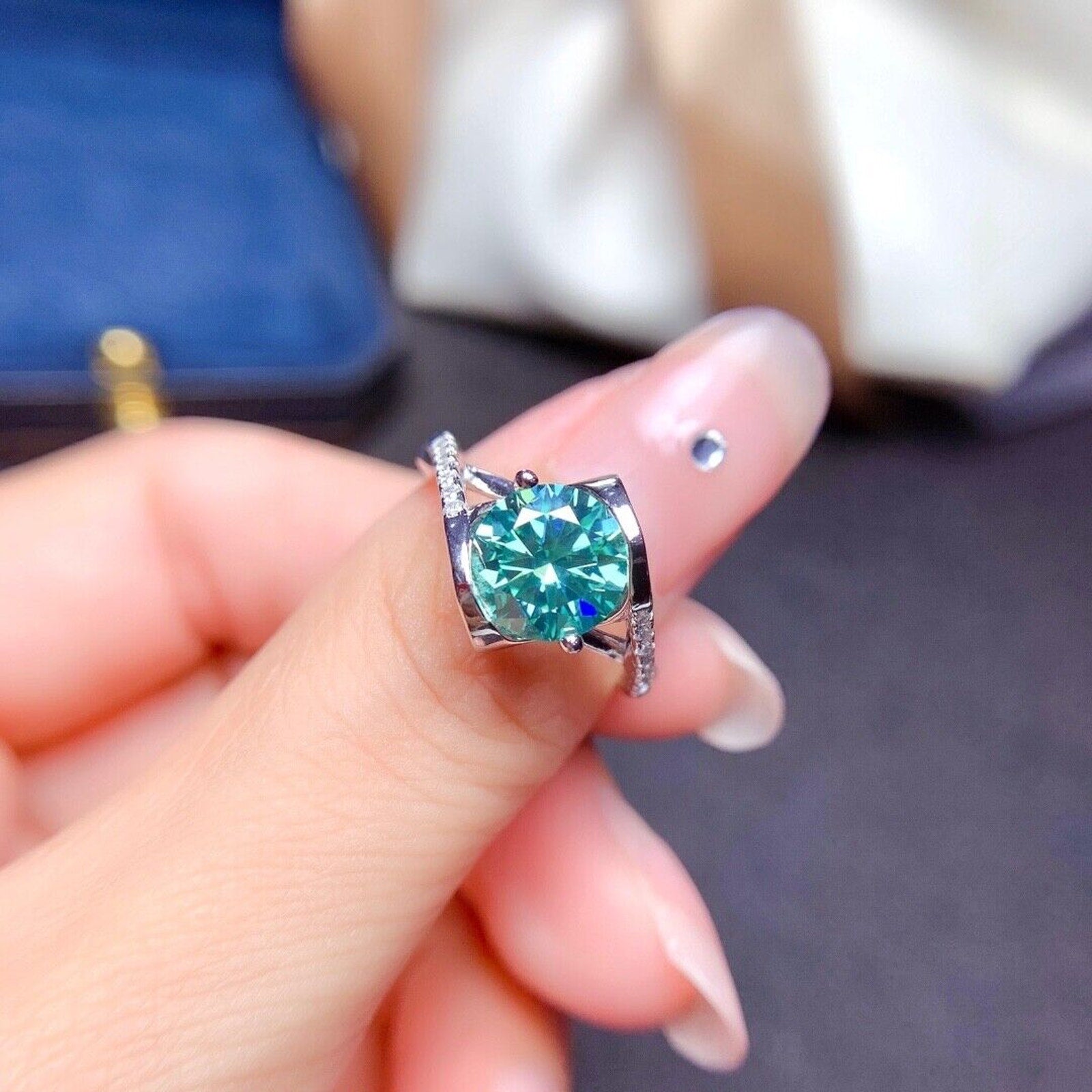 VVS1 Round Brilliant Cut 2 CT Green Moissanite Cocktail Ring