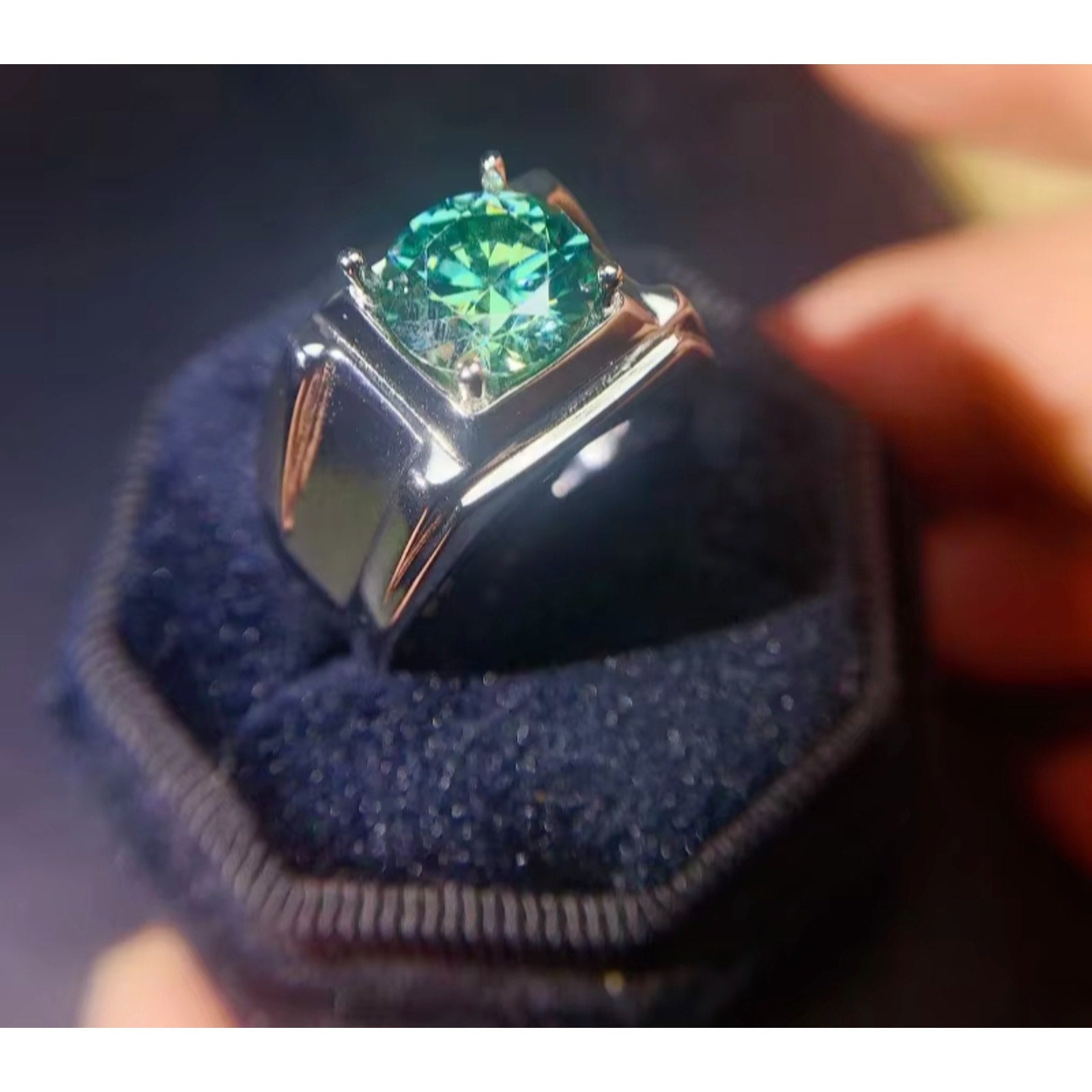 2CT VVS1 Men's Green Moissanite Ring, Round Brilliant Cut Moissanite Ring's