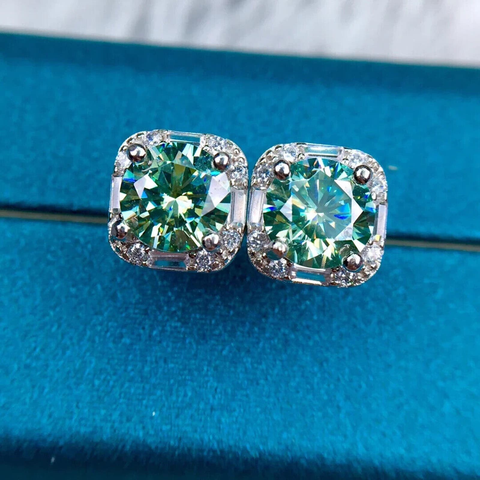 VVS1 Round Brilliant Cut Green Moissanite Stud Earrings 1CT