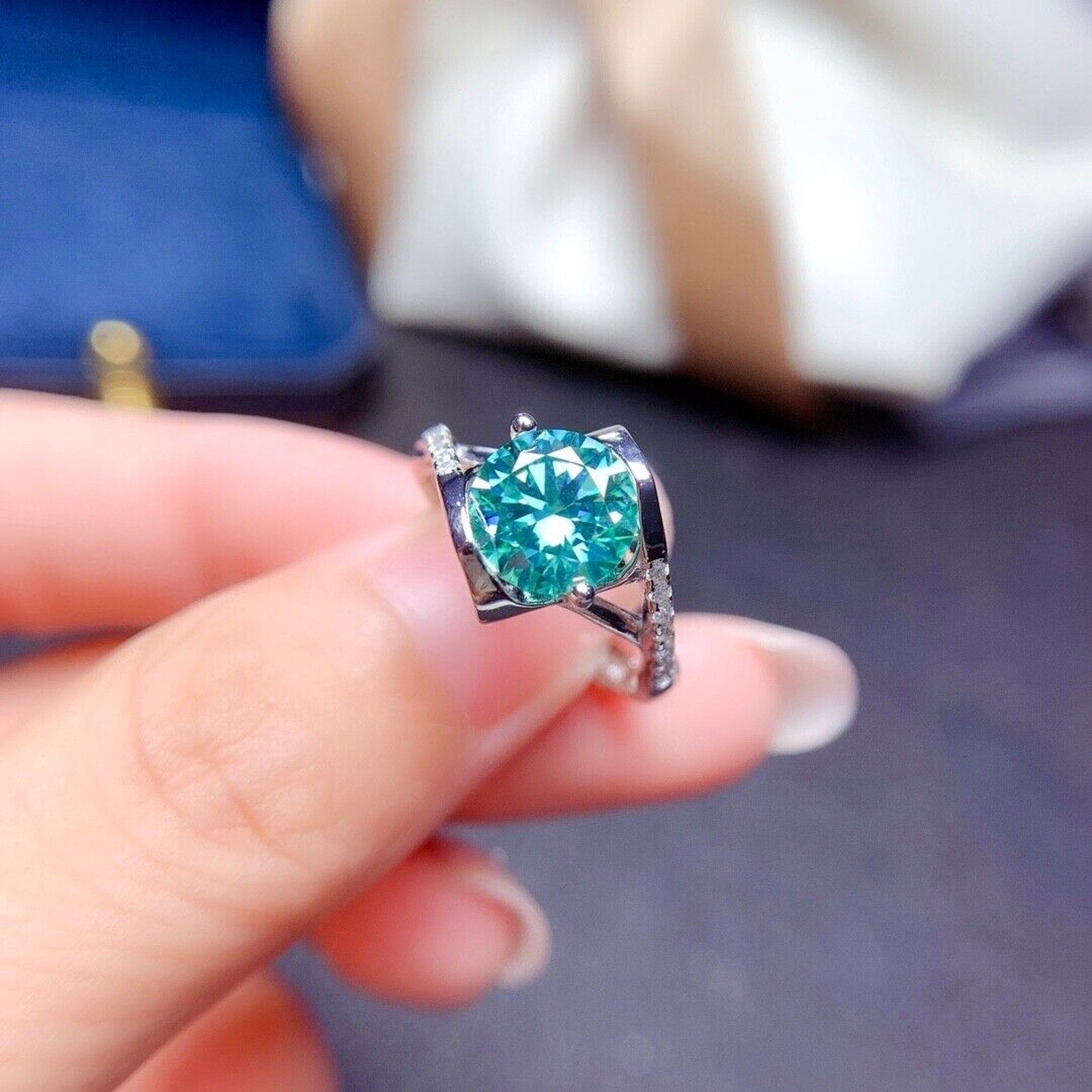 VVS1 Round Brilliant Cut 2 CT Green Moissanite Cocktail Ring