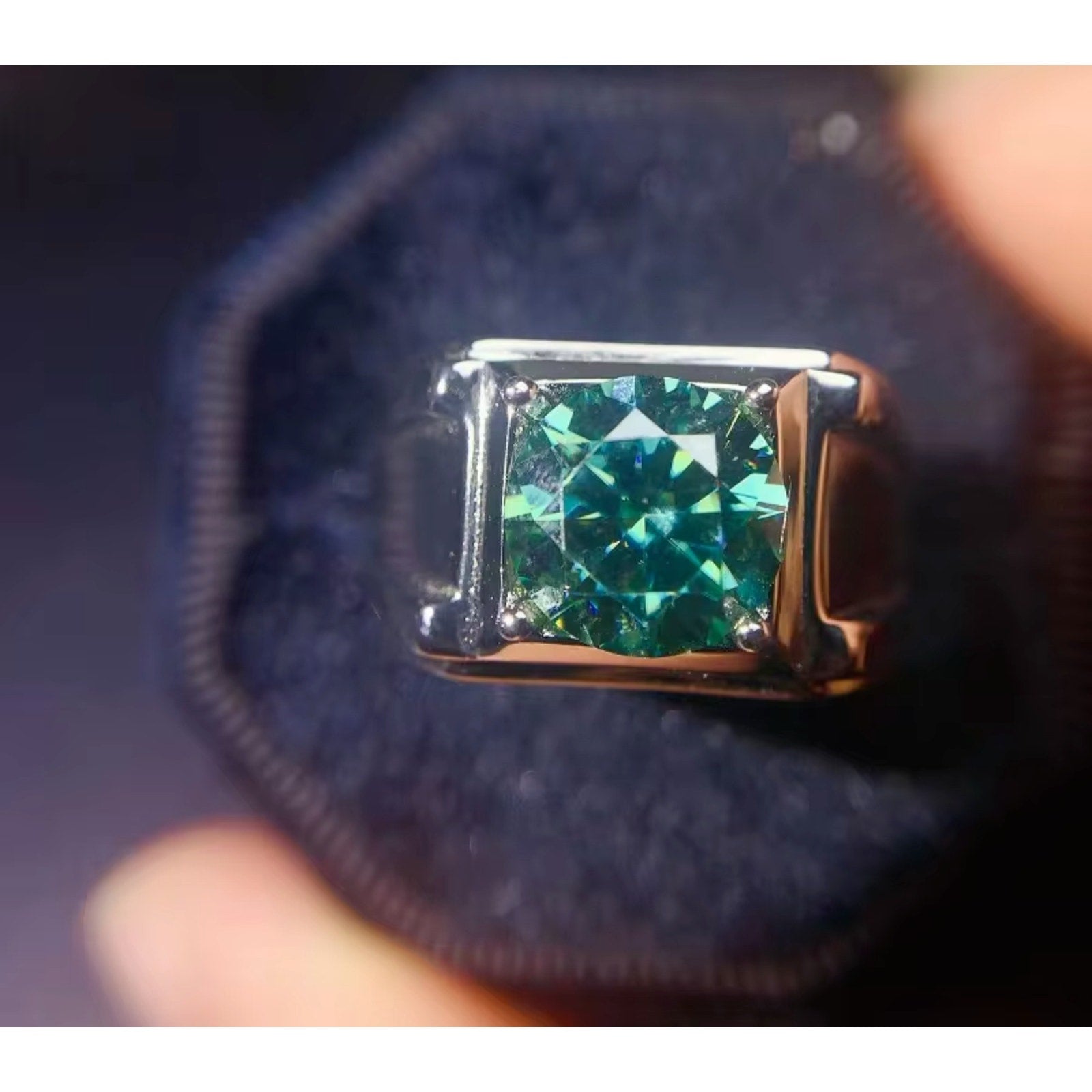 2CT VVS1 Men's Green Moissanite Ring, Round Brilliant Cut Moissanite Ring's