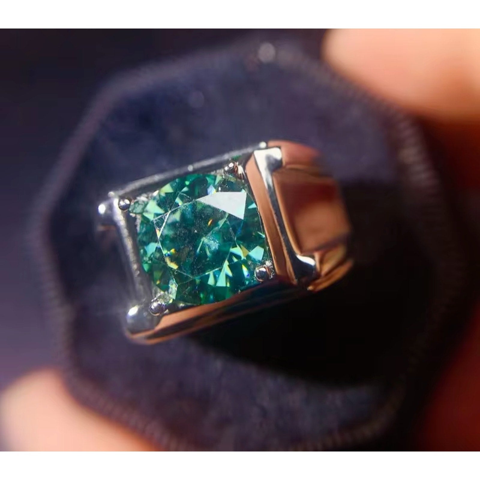 2CT VVS1 Men's Green Moissanite Ring, Round Brilliant Cut Moissanite Ring's